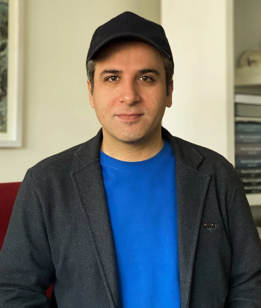 Retrato de Roozbeh Panahpour.