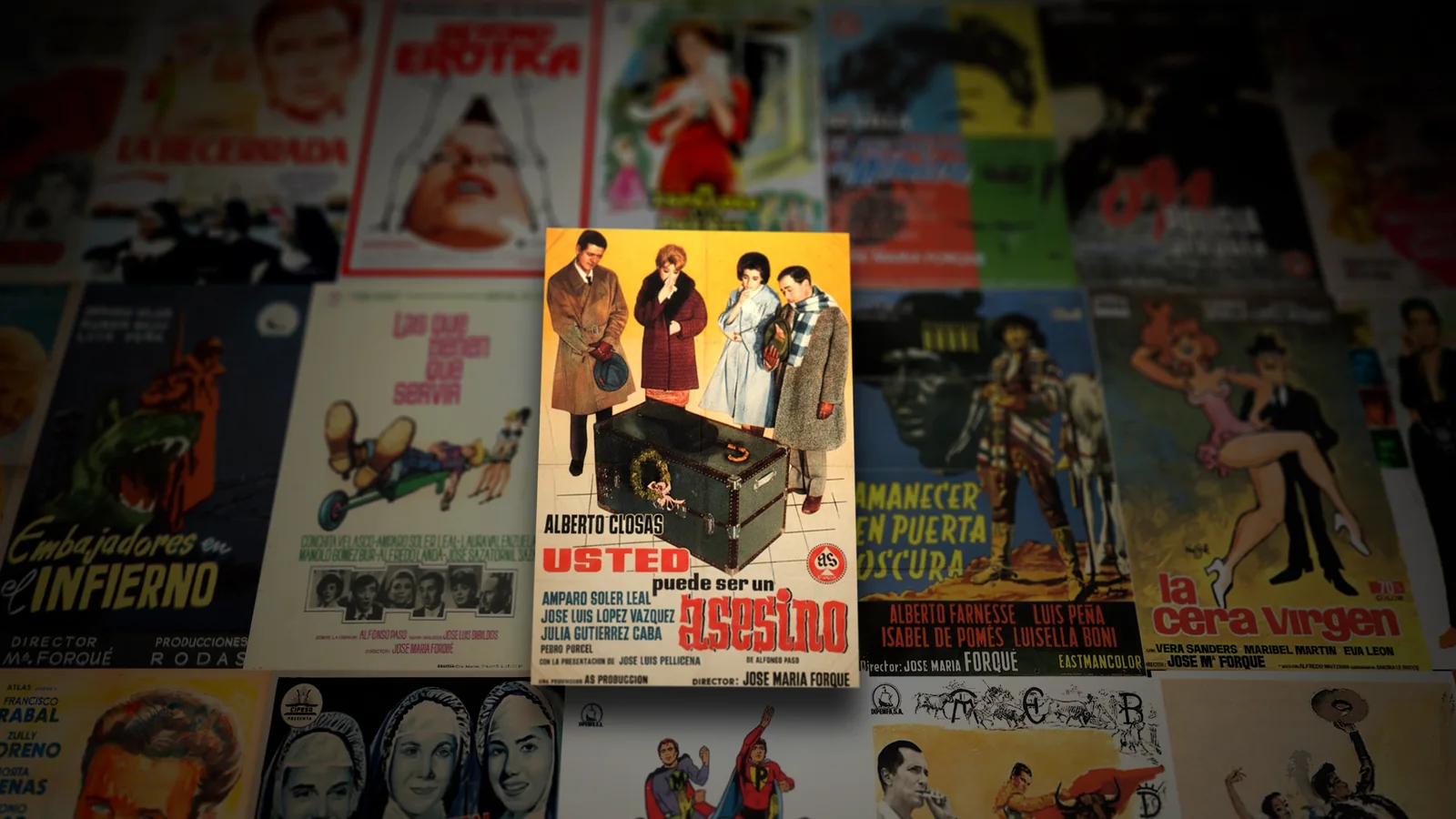 Fotograma de «Forqué. El oficio de hacer cine»: una pared llena de carteles antiguos de cine español, entre ellos el de «Usted puede ser un asesino».