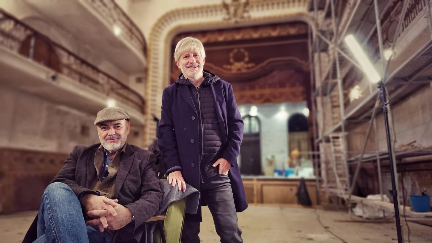 Gaizka Urresti y Rafael Maluenda, en el patio de butacas de un teatro en obras.