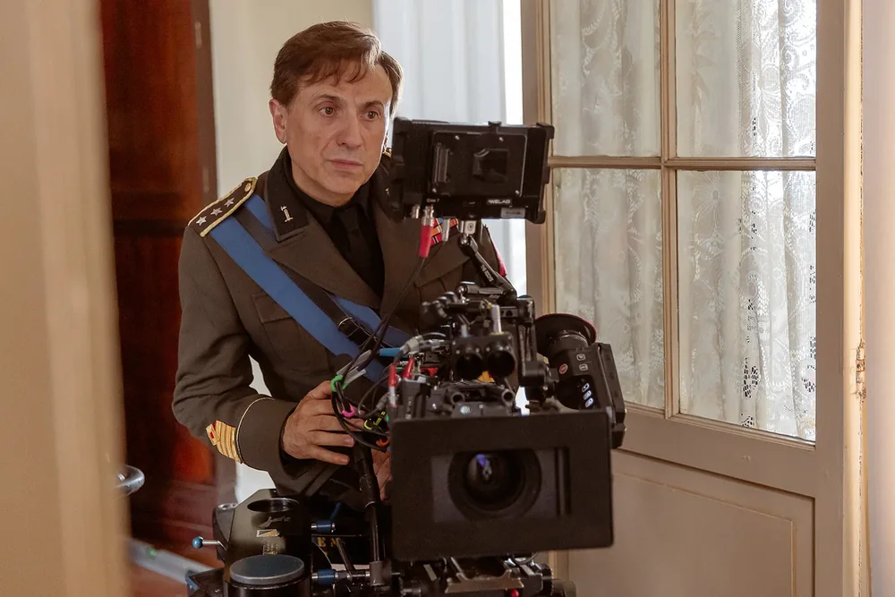 José Mota, con uniforme de época, junto a una cámara de cine en el rodaje.