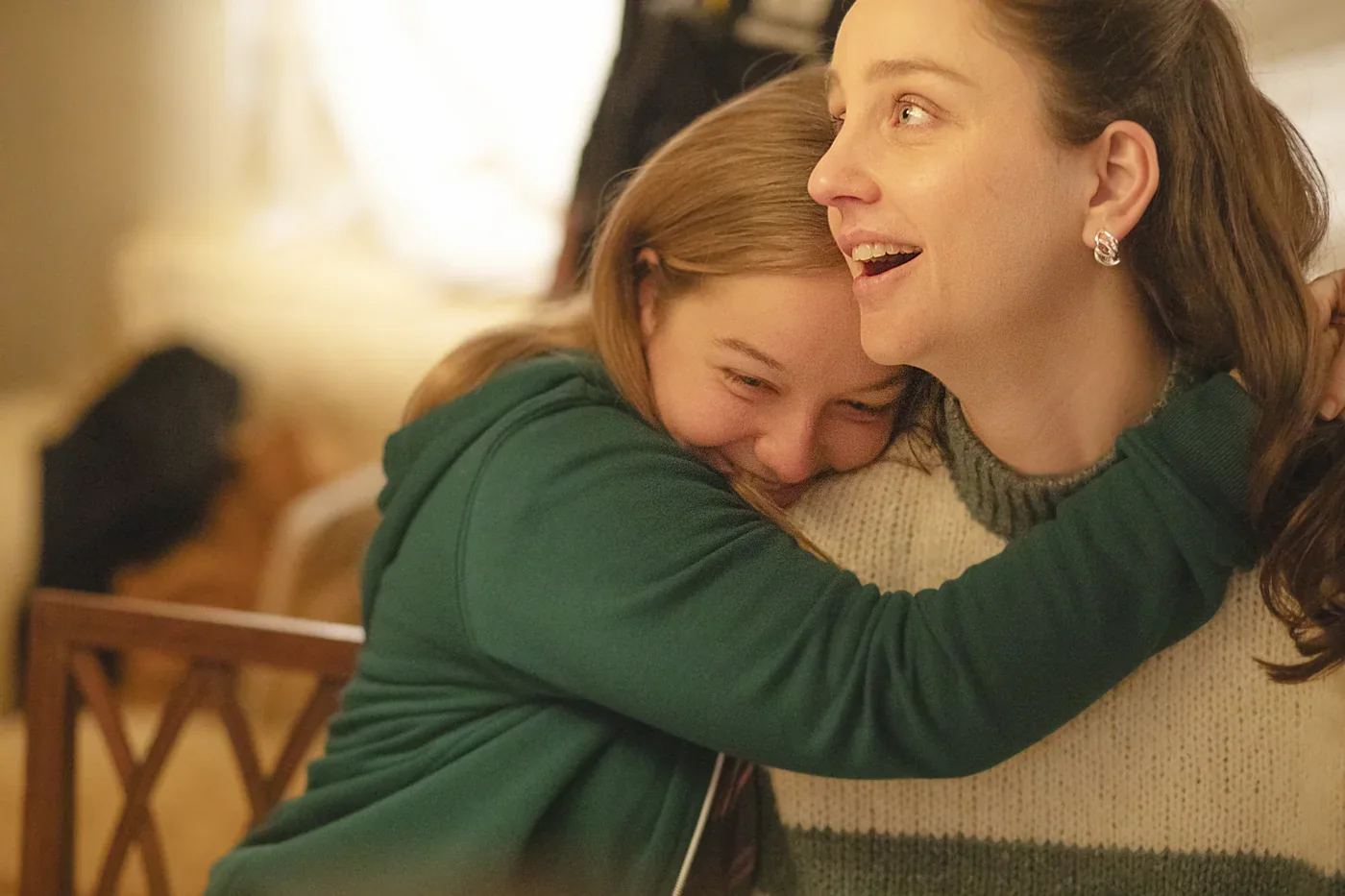 Fotograma de «Yo no moriré de amor»: una joven abraza a otra, que sonríe.